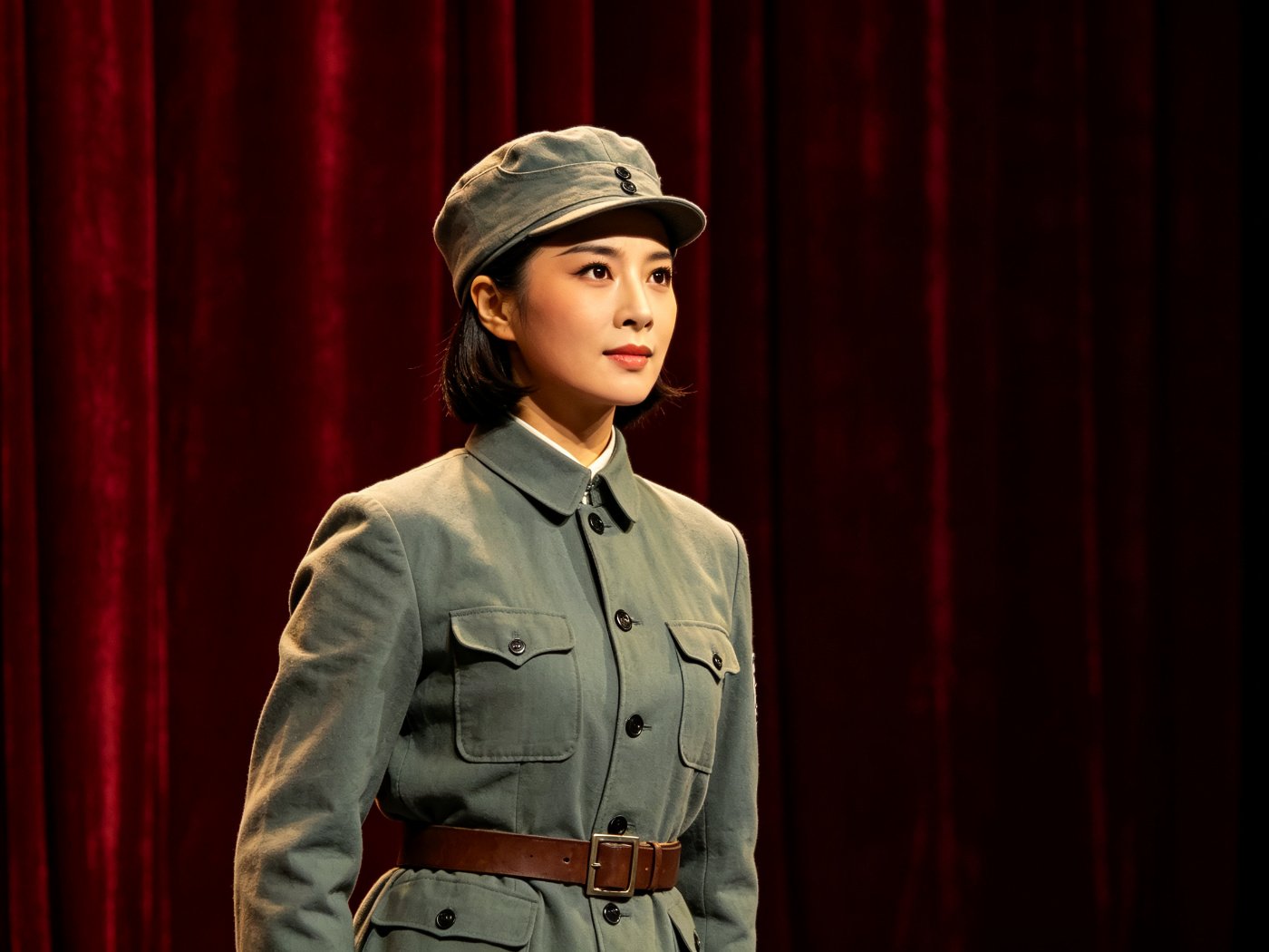 京剧《红色娘子军》杜近芳饰演革命女战士吴清华，齐耳短发、身穿灰色红军军装八角帽、腰束皮带，神情坚毅目光望向前方