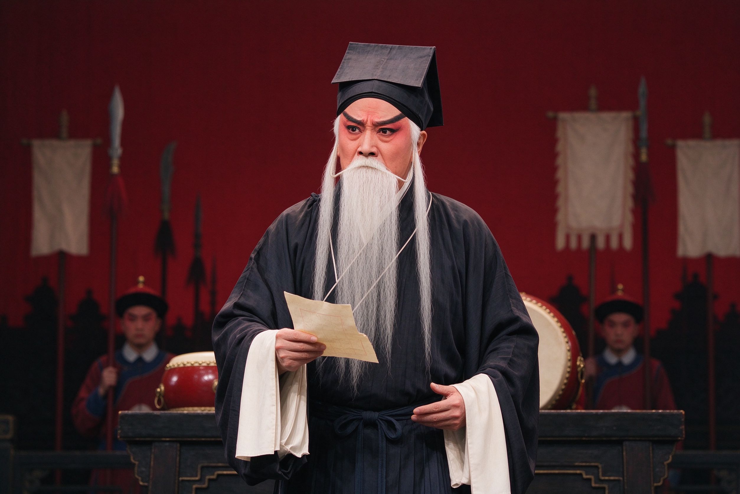 京剧《四进士》宋士杰手持状纸立于公堂