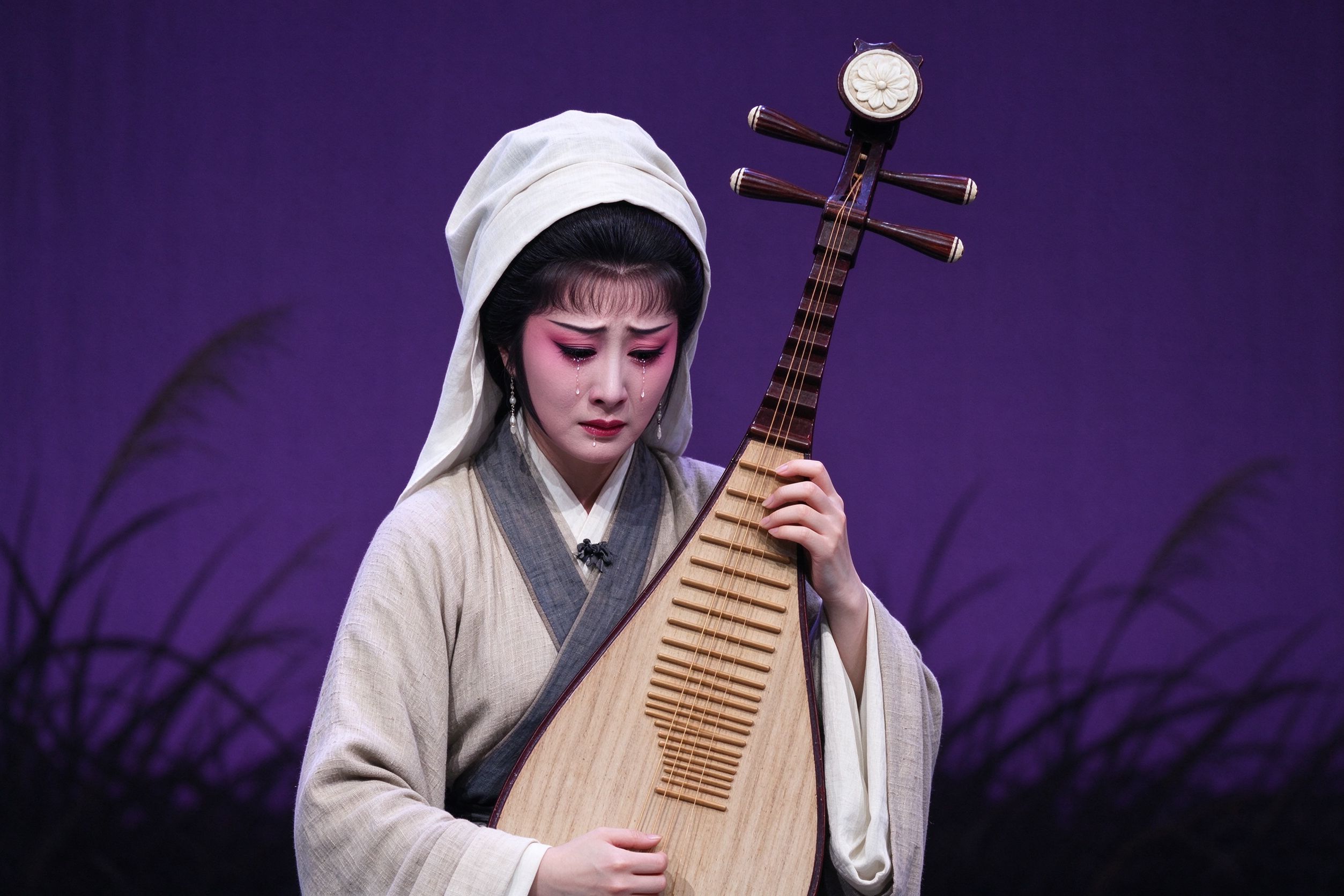 越剧《琵琶记》赵五娘怀抱琵琶