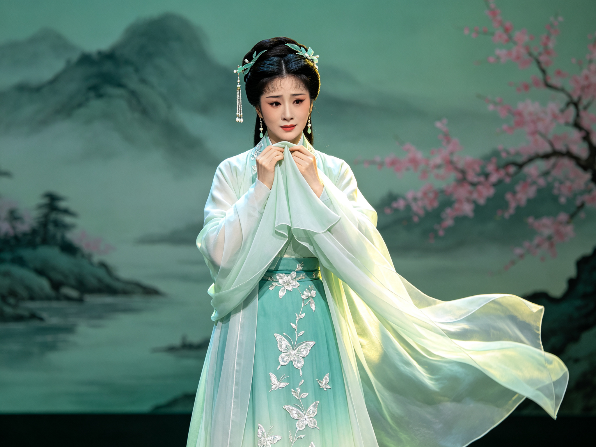 越剧《西施》淡青衣装、手捧素纱的西施旦角舞台扮相，清丽婉约、眉目含愁的花衫形象